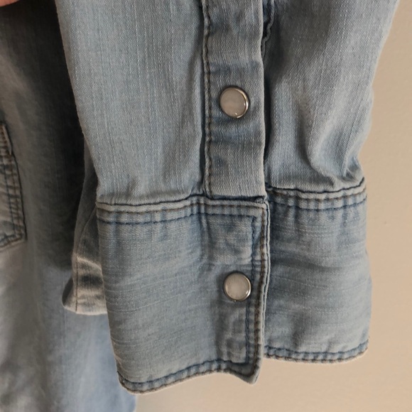 Guess Light Wash Chambray Button Down - Picture 4 of 4